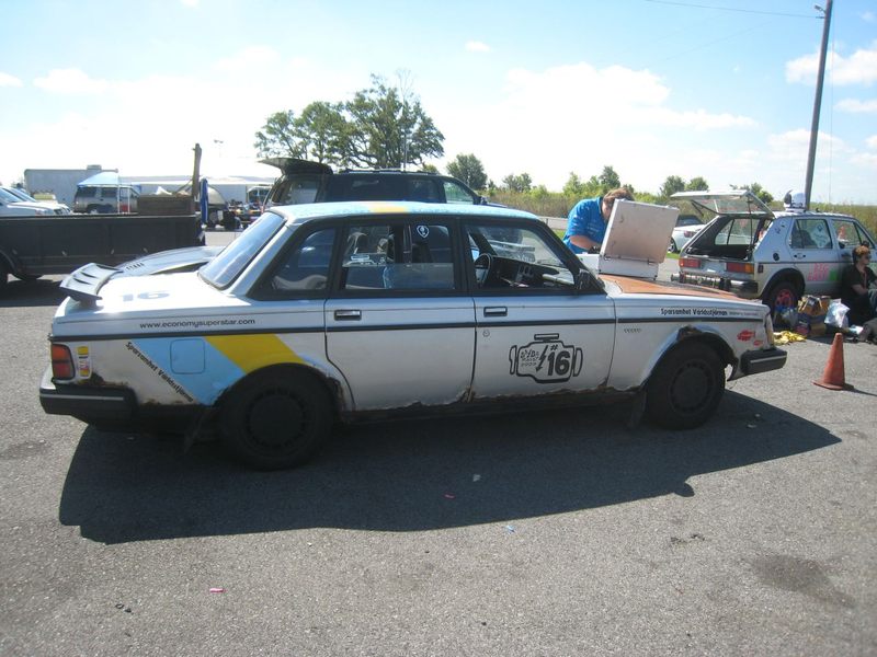 Illustration for article titled Break Out The Calendars: LeMons Versus BABE Rally Cars At The Dragstrip!